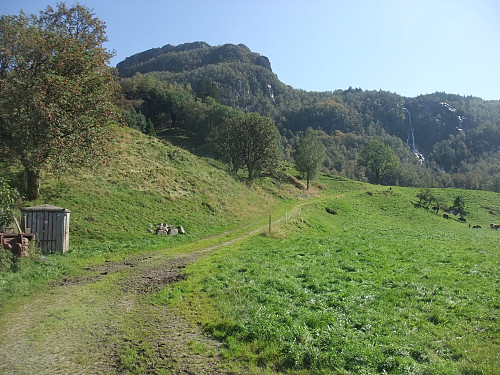Beitet eg gjekk over. Espelandsfossen i fjellsida til høyre.