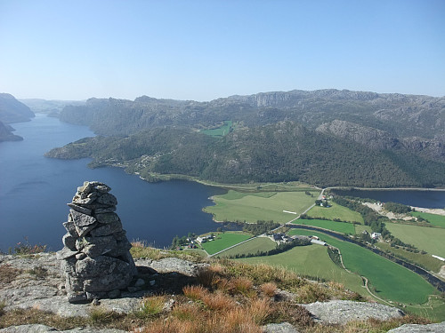 Utsikt over Espeland og Birkelandsvatnet frå vestkanten av Høgasætet.