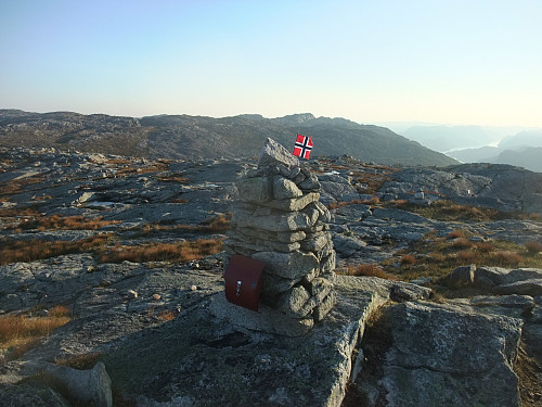 Skuta i bakgrunnen med litt av Birkelandsvatnet i soldisen t.h.