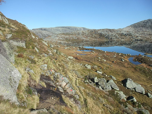 Stien går nordover langs vestsida av Heiavatnet.