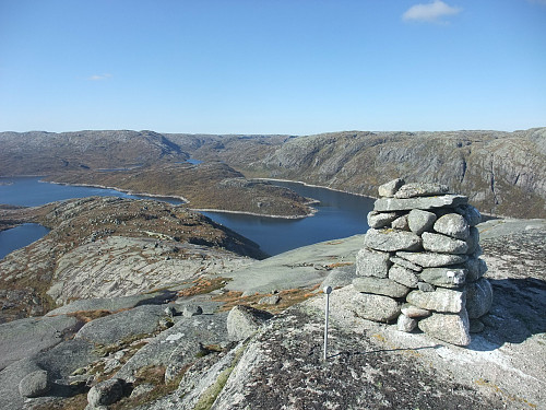 Varde på 1020-toppen nord for Heiafjellet. Nilsebuvatnet og litt av Bukkatofjellet.