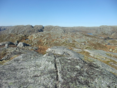 På Solhillerheia med Heimra Tverrfjellet og Vassrauvknuten i bakgrunnen.