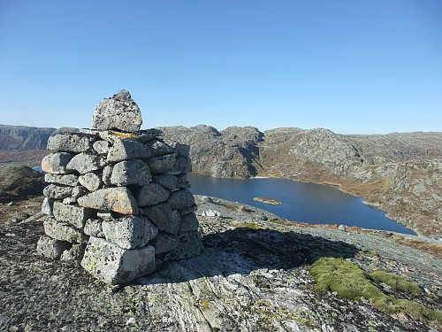 Varde på nordkanten av Solhillerheia. Sandvatnet og Heimra Tverrfjellet bak.
