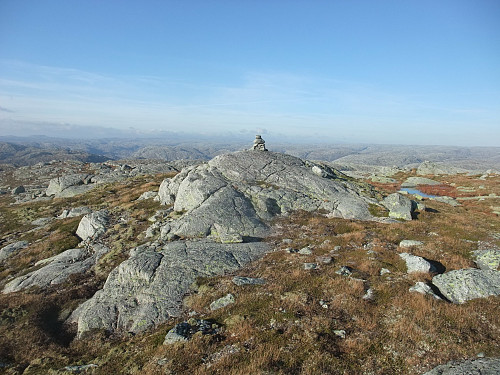 Liten varde på Nyborgknuten. Skoddeskyer i bakgrunnen i nord.