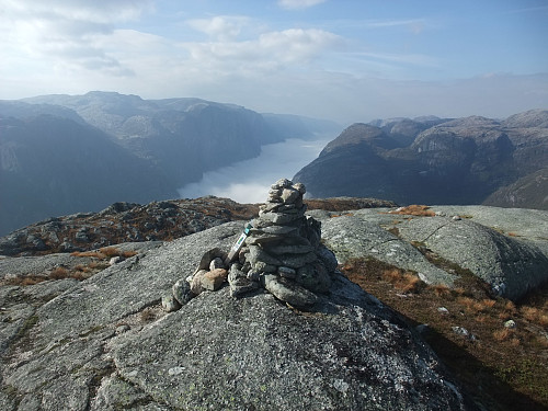 Utsiktspunkt 832 moh på Jenafjell. Skodd i Lysefjorden. Kjerag t.v.
