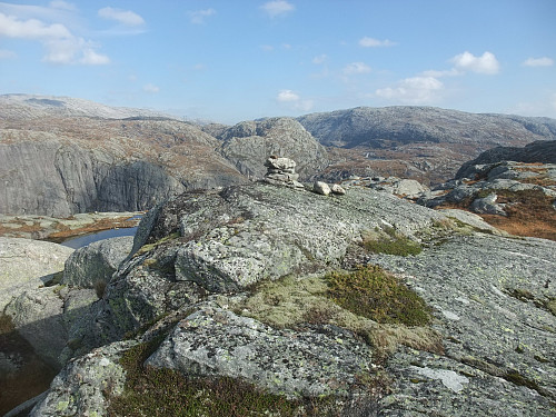 På Jenafjell trigpunkt 840 moh. Den vide sørsida av Lysekammen lengst bak t.v.