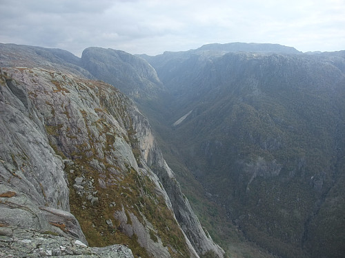 Frå sørkanten av Tverrfjellet med utsikt ned i Lysedalen. Dalaknuten og Vardefjellet bak.