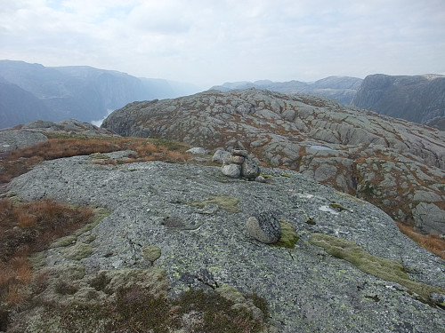 På toppen av Tverrfjellet med tilbakeblikk vestover mot den 4 m lågare Jenafjell.
