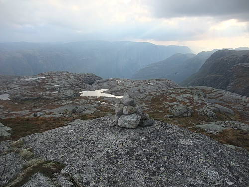 Trigpunkt/ jernbolt på et litt lågare punkt på vestkanten av Godliknuten.