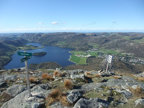 På Hågå med utsikt over Oltedalsvatnet og Oltedal.