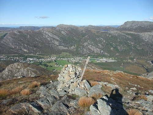 Oltedal med Kvelvane 572 bak, litt av Storatjørn 418 og Bynuten 671 t.h.