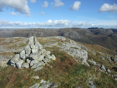 På Hjelmalifjellet. Vådlandsknuten 811 i skygge t.h.
