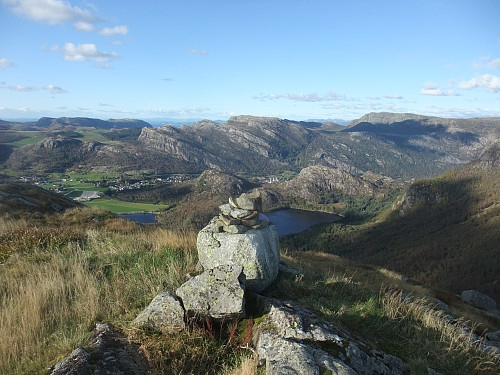 På Asbjørnnuten. Ser Nonshammaren, Kvelvane, Middalshammaren og Bynuten.