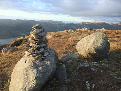 Liten varde med postkasse/ vardebok på Hatlenuten. Trigpunktet er på stein lenger nord.