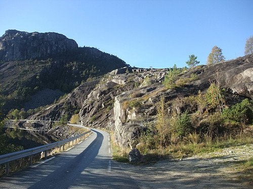 Ved Øvreidane der eg begynte turen på grusvegen t.h. Sauafjellet t.v.