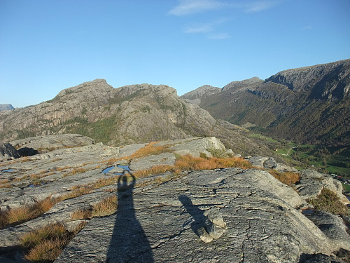 På toppen av Sauafjellet med Kvassnosfjellet t.v. og Eidadalen nede t.h.
