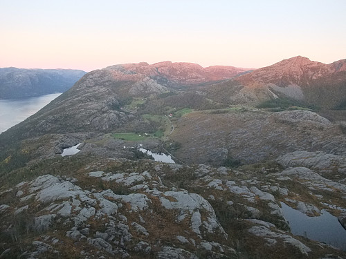 Frå utsiktspunkt på austkanten med utsikt mot Fossmork og litt av Lysefjeorden t.v.