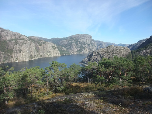 På Ytre Dørvikneset mot Neverdalsfjellet/ Preikestolen og Indre Dørvikneset foran t.h.