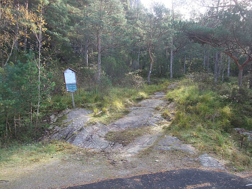 Merka sti frå Fossmorkvegen til Vikastakken.