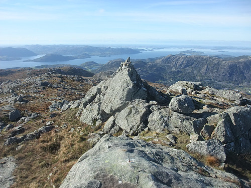 Liten varde på toppen. Høgsfjorden og Stavanger kan skimtes i bakgrunnen.