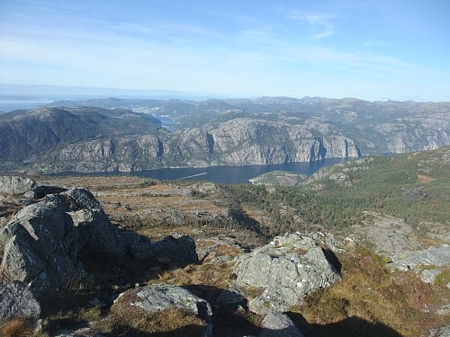 Lysefjorden og Hatten 410. Botnefjorden og litt av Jørpeland litt t.v. Moslifjellet 718 t.h.