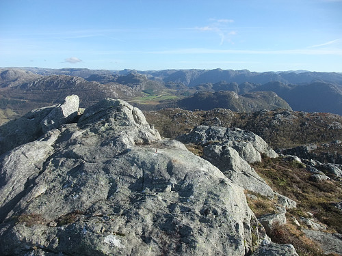 Trigpunktet. Ragnhildsfjellet 650, Hagknuten 742 og Frafjordhatten 815 på linje bak.