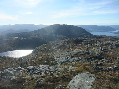 Bergefjellet 636 med Stølsvatnet t.v. og Høgsfjorden t.h.