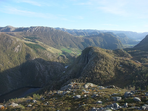 Haukali i midten og Oaland høgare opp lenger bak. Serifjellet 633 t.v.