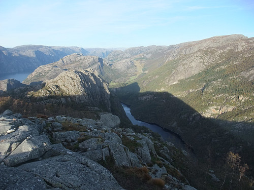 På Ormhaug med utsikt over Eidadalen. Akslafjellet og Kvassnosfjellet på linje t.v.