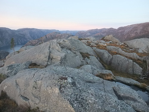 På Akslafjellet med Kvassnosfjellet 475 bak. Litt av Lysefjorden t.v.