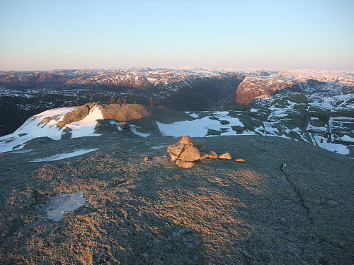 På den høgaste toppen med utsikt oppover øvstabødalen.