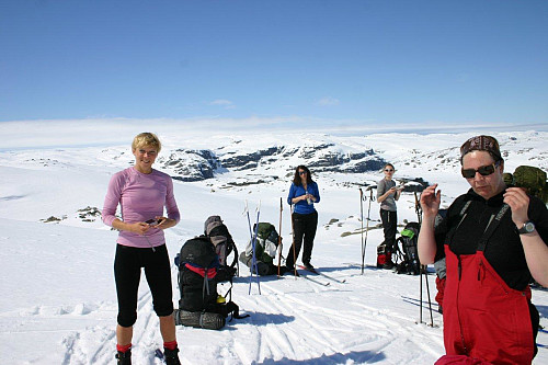 Pause på veg oppover. Charlotte og Lene framst.