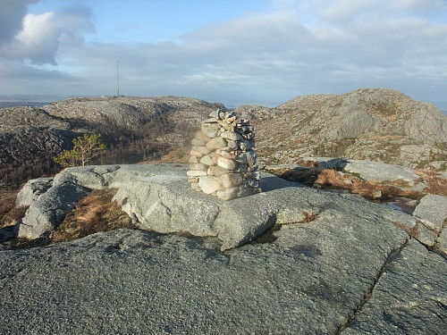 Varden på Flatafjellet. Lifjellet og Sørafjellet i bakgrunnen.
