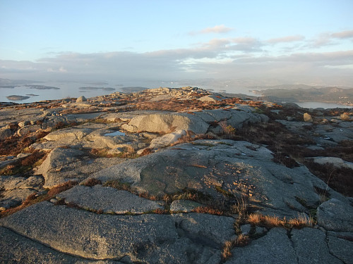 Høgaste punkt på Lifjellet er et par hundre meter nordaust for varden.