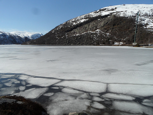 Førevatn 438 moh med røyrgate frå Kulivatn t.h.
