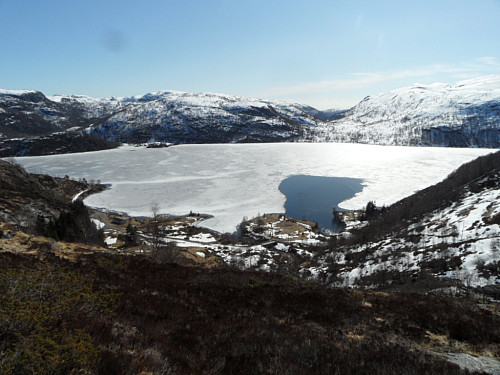 Førevatn sett frå vegen opp til Kulivatn.