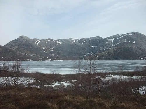 Litla Sandvatnet med Iglandsklubbafjellet bak.