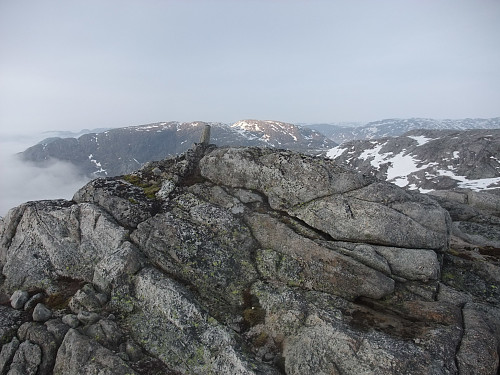 På Rasmusskardheia austtoppen med Iglandsklubbafjellet i sol bak.