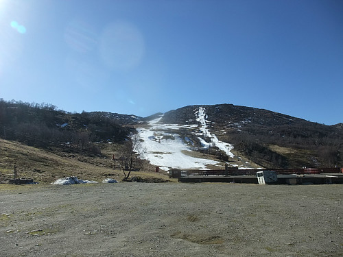 Snømangel i alpinanlegget på Stavtjørn.