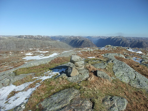 På nordtoppen av Storafjellet. Laugarheia 808 bak og konturen av Ørsdalen t.h.