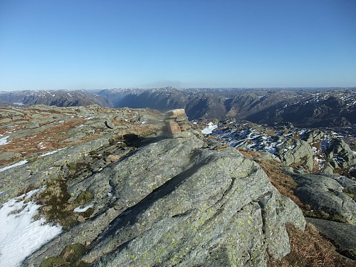 På hovedtoppen av Storafjellet. Konturen av Ørsdalen i bakgrunnen.
