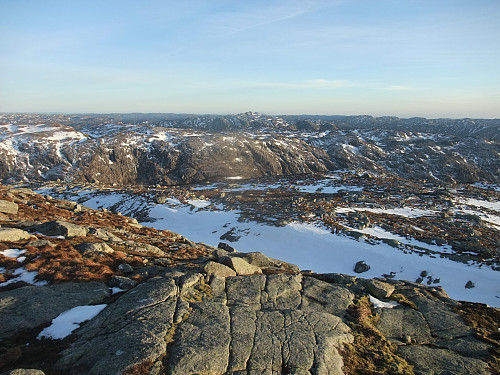 Sørover mot Mjåvassknuten 843 i bakgrunnen.