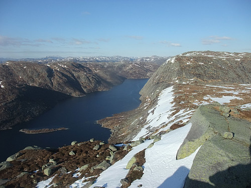 På Storbakknuten med utsikt nordaust over Stora Myrvatnet og Myrfjell t.h.