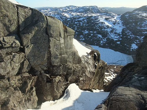 Øvre del av renna i sørvestsida av Myrfjell. Litt av Krokavatnet nedanfor.