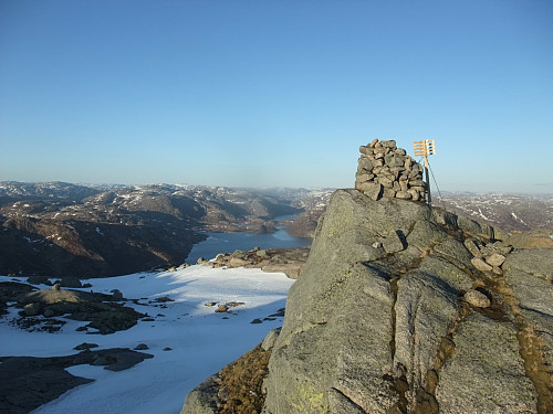Toppen av Myrfjell med austenden av Stora Myrvatnet t.v.