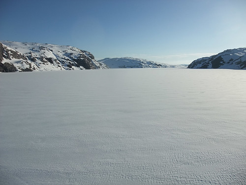 Øyarvatn 904 moh hadde 40 cm is over 5 cm sørpelag og 10 cm stålis nederst.