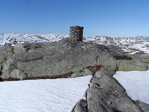 Nordover med Strålausheia 1135 t.v. og litt av Lysekammen 1304 en del t.h. for varden.