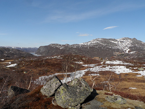 På toppen med trigpunktet midt i bildet. Fidjeland og Hilleknuten t.h.