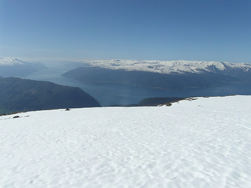 Vest for Rambertinden med utsikt utover Sognefjorden.
