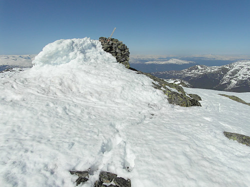 Oppe ved den delvis snødekte varden på Rambera.